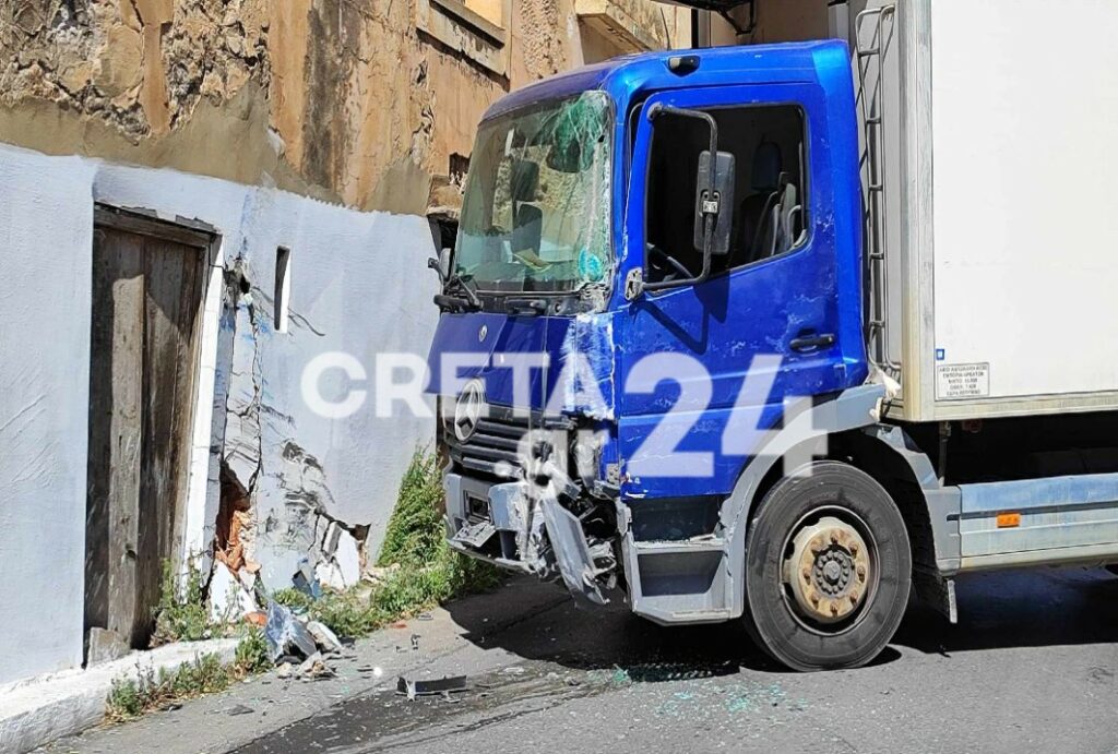 Κρήτη: Οδηγός φορτηγού έχασε τον έλεγχο και προσέκρουσε σε τοίχο
