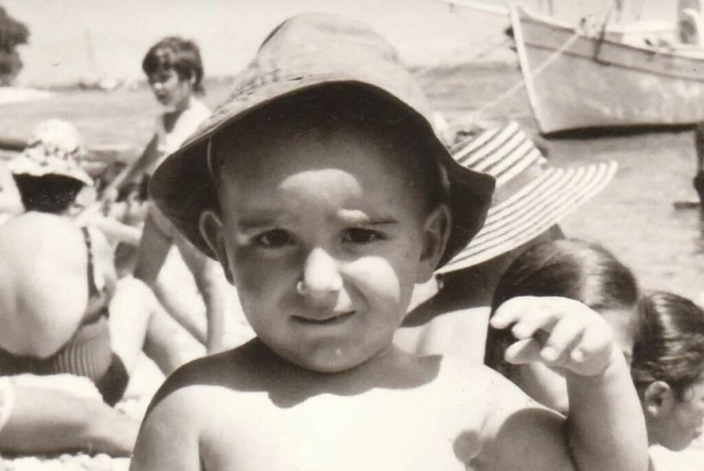 Το αγοράκι της φωτογραφίας είχε πρωταγωνιστήσει στη σειρά «Είσαι το ταίρι μου» – Μπορείτε να τον αναγνωρίσετε;