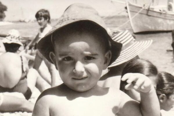 Το αγοράκι της φωτογραφίας είχε πρωταγωνιστήσει στη σειρά «Είσαι το ταίρι μου» – Μπορείτε να τον αναγνωρίσετε;