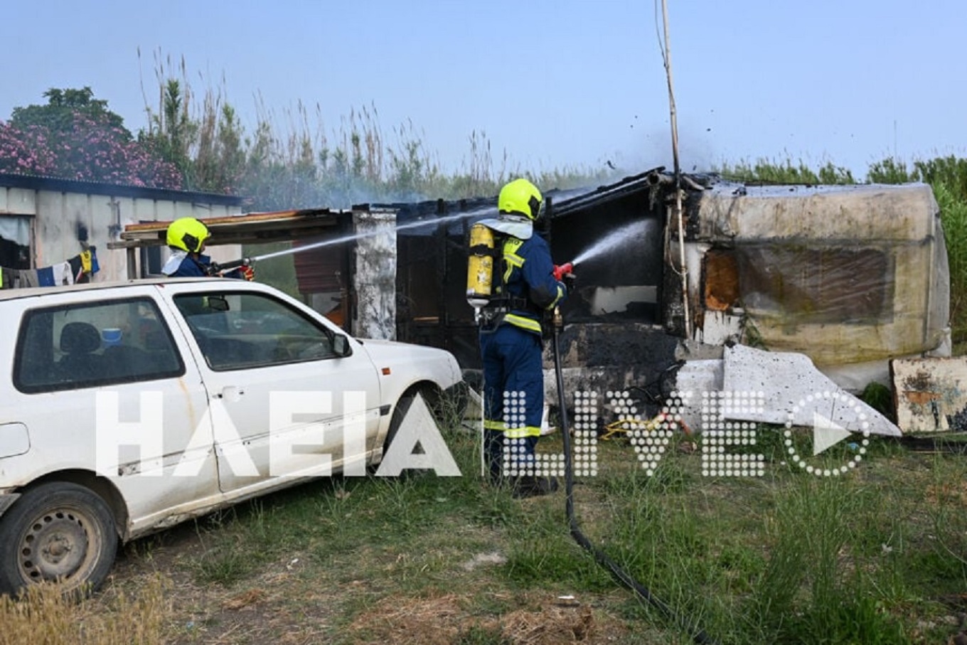 Φόβοι για βεντέτα στην Ηλεία: Την ώρα της κηδείας της 11χρονης Βασιλικής, κάηκε το λυόμενο που έμενε ο δολοφόνος με την οικογένειά του