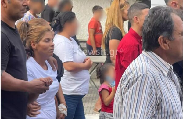 Αβάσταχτος πόνος στην κηδεία της 11χρονης Βασιλικής που δολοφονήθηκε από τον θείο της στην Ηλεία
