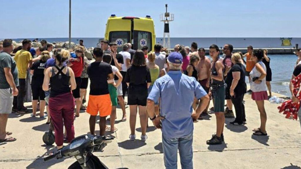 Θρήνος για τον μικρό Νικόλα που πνίγηκε στην Κρήτη – Συγκεντρώθηκαν 6.035 ευρώ για την κηδεία του