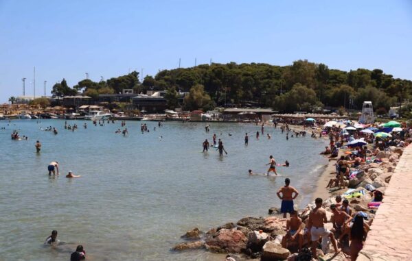 Καύσωνας: Ηλίαση, θερμοπληξία, αφυδάτωση, εγκαύματα – Οδηγός επιβίωσης από τις υψηλές θερμοκρασίες