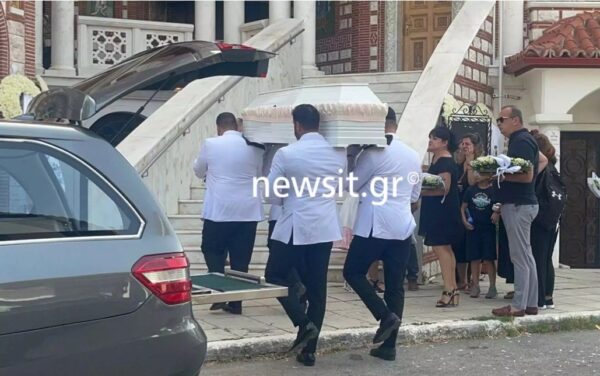 Χαλκιδική: Σπαρακτικές εικόνες στην κηδεία της 13χρονης Δωροθέας που σκοτώθηκε όταν κεραυνός την χτύπησε σε παραλία-Σε λευκό φέρετρο το άτυχο κοριτσάκι