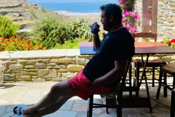 Πυγμαλίωνας Δαδακαρίδης: «Μια βραδιά στην Τήνο, χωρίς σκεπή, σεντόνι και φως – ένα με τη φύση»