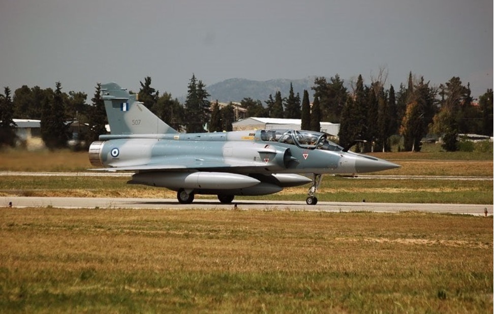 Ποια είναι η 30χρονη πιλότος της Πολεμικής Αεροπορίας που εγκατέλειψε το Mirage 2000-5 στην Τανάγρα