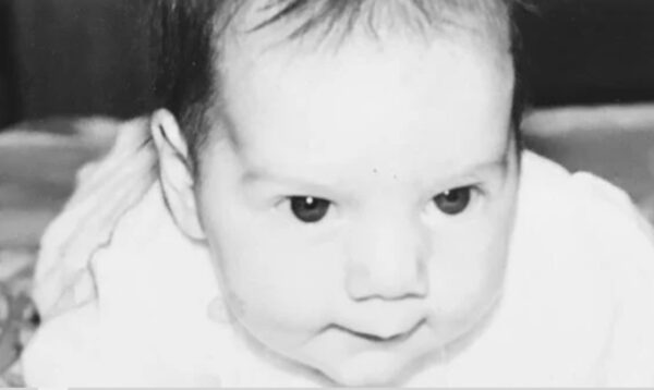 Το μωράκι της φωτογραφίας είναι γνωστή Ελληνίδα παρουσιάστρια – Μπορείτε να την αναγνωρίσετε;