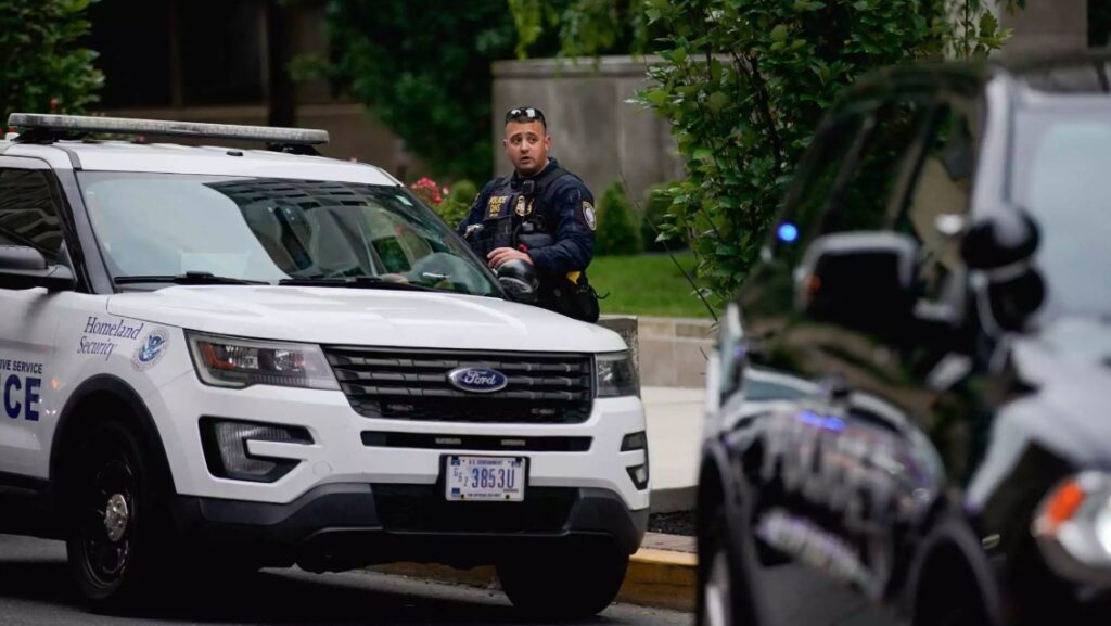 Στο εδώλιο ο 19χρονος που σκότωσε τη μητέρα του γιατί του ζήτησε να καθαρίσει το δωμάτιό του