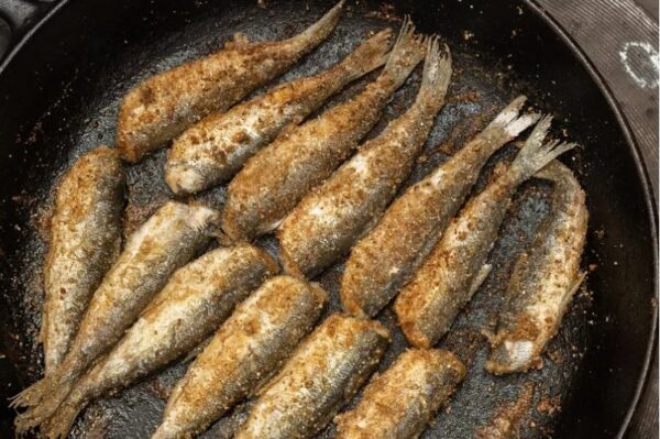 Πώς θα διώξετε τη μυρωδιά του τηγανητού ψαριού από την κουζίνα μια κι έξω