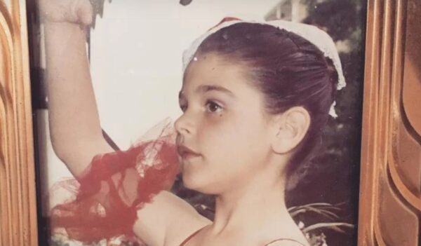 Το κοριτσάκι της φωτογραφίας συμμετείχε στη σειρά «Μην αρχίζεις τη μουρμούρα» – Μπορείτε να την αναγνωρίσετε;