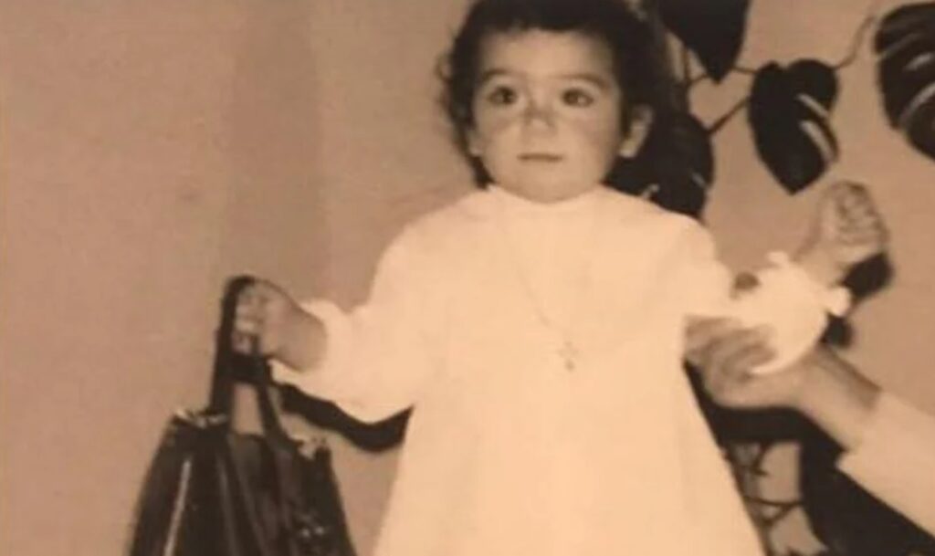 Αναγνωρίζετε το κοριτσάκι της φωτογραφίας; – Είναι γνωστή Ελληνίδα τραγουδίστρια