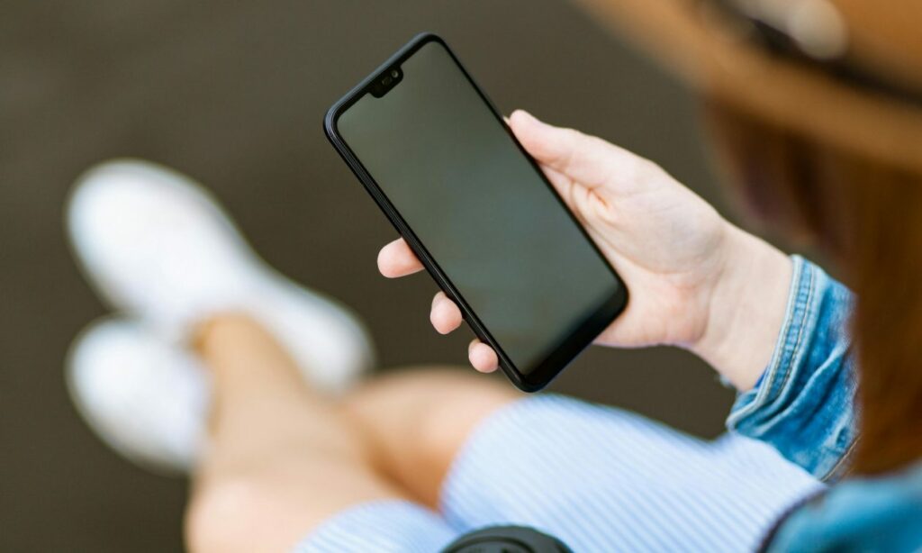 Στέλνετε ηχητικά μηνύματα στα social media; Ο λόγος που πρέπει να το σταματήσετε άμεσα