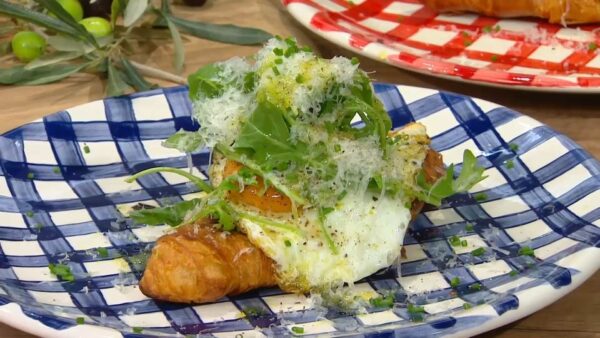 Κρουασάν με αβοκάντο, αβγό και Αρσενικό Νάξου