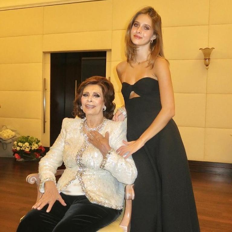 H εγγονή της Sophia Loren debutante με τη γιαγιά της στο πλευρό της