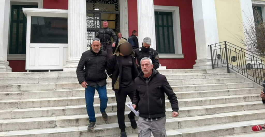 Έγκλημα στην Εύβοια: Στο πλευρό του γαμπρού και των παιδιών της η πρώην σύζυγος του 66χρονου
