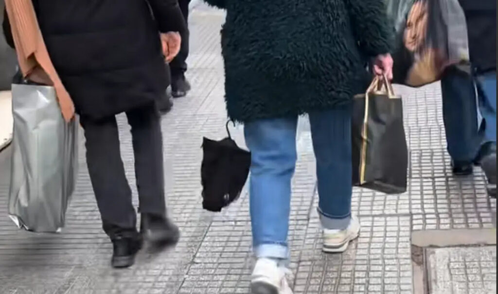 Θεσσαλονικιά έγινε viral επειδή περπατούσε με εσώρουχο κρεμασμένο στο παλτό της – Δείτε βίντεο