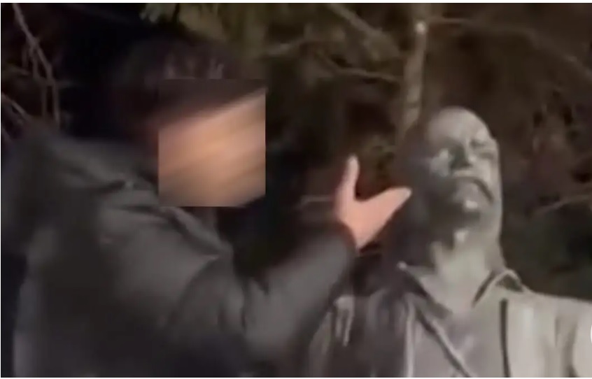 Θεσσαλονίκη: Οργή για νεαρό που βεβήλωσε άγαλμα του Κατσαντώνη – «Θα ζητήσω μια ταπεινή συγγνώμη» λέει ο δράστης