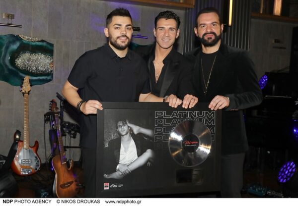 O Πέτρος Ιακωβίδης γιόρτασε με την πιο δυνατή «Καλησπέρα» την λαμπερή απονομή του πλατινένιου album του!