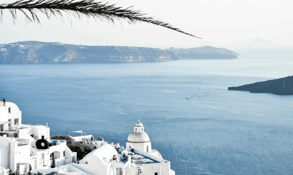 Σαντορίνη: Από πού πήρε το όνομά της – Η σχέση με την Αγία Ειρήνη