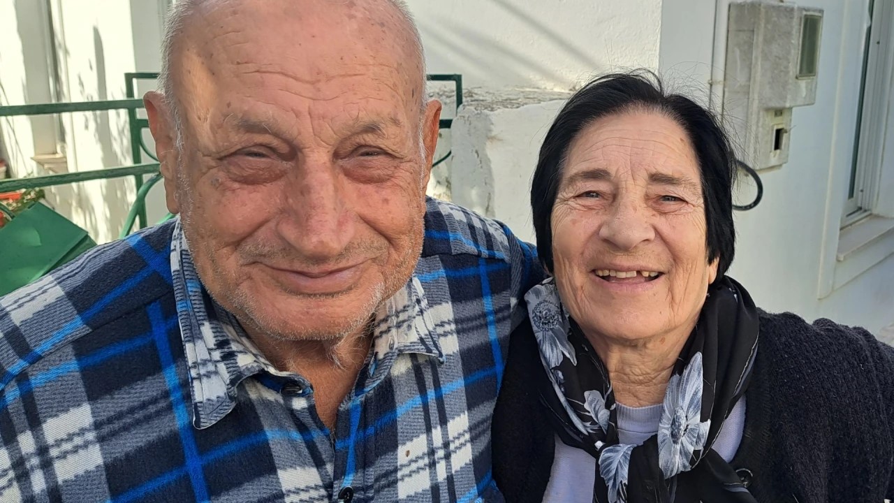 Ο Χριστόφορος 88 ετών, η Μαρίκα του είναι 86, αλλά κρατούν δυνατή την αγάπη τους εδώ και 67 χρόνια