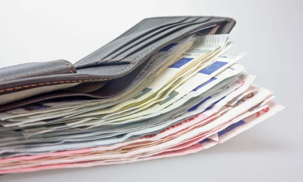 Δώρο Χριστουγέννων 2025: Ποιοι θα πάρουν περισσότερα και τι αλλάζει φέτος – Τι ισχύει σε περίπτωση παραίτησης ή απόλυσης