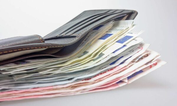 Δώρο Χριστουγέννων 2025: Ποιοι θα πάρουν περισσότερα και τι αλλάζει φέτος – Τι ισχύει σε περίπτωση παραίτησης ή απόλυσης