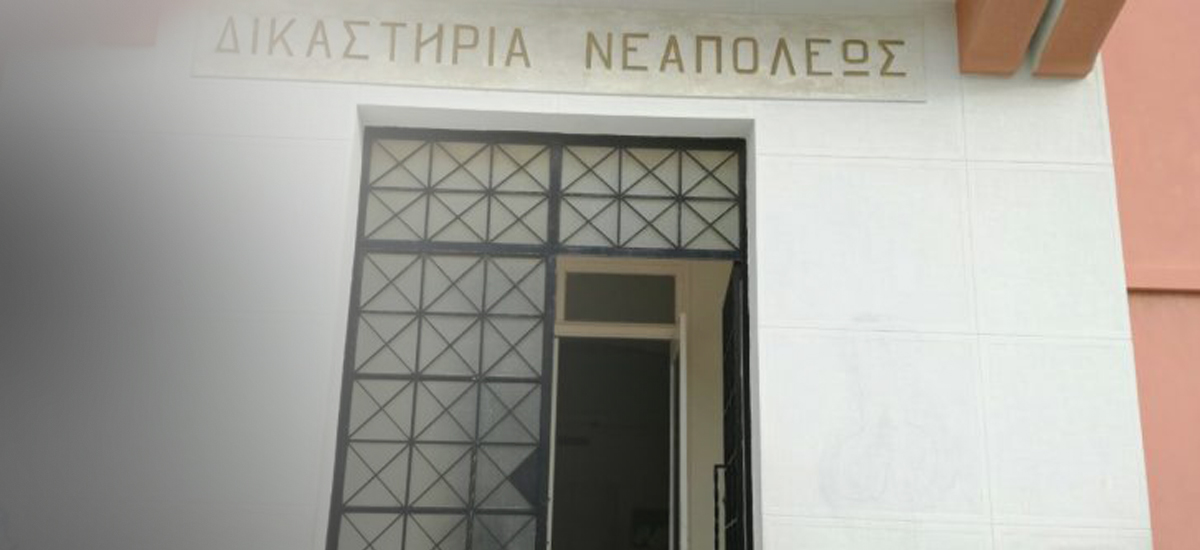 Στον εισαγγελέα ο 26χρονος που χτυπούσε με πέτρα τον παππού του