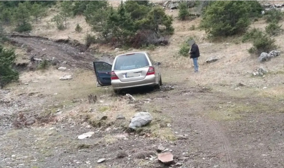 Άγραφα: Νεκροφόρα πήρε λάθος δρόμο λόγω GPS και εγκλωβίστηκε στις λάσπες