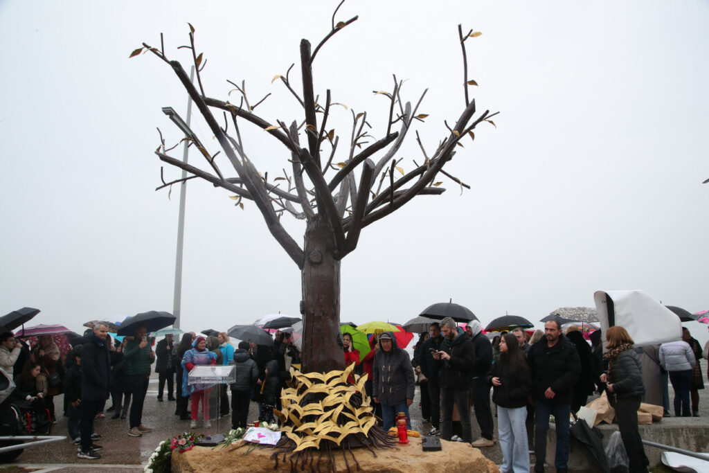 Θεσσαλονίκη: Αποκαλύφθηκε το «Δέντρο της Μνήμης» στη Νέα Παραλία για τα 57 θύματα των Τεμπών με παρόντες συγγενείς των θυμάτων- Φωτογραφίες και Βίντεο