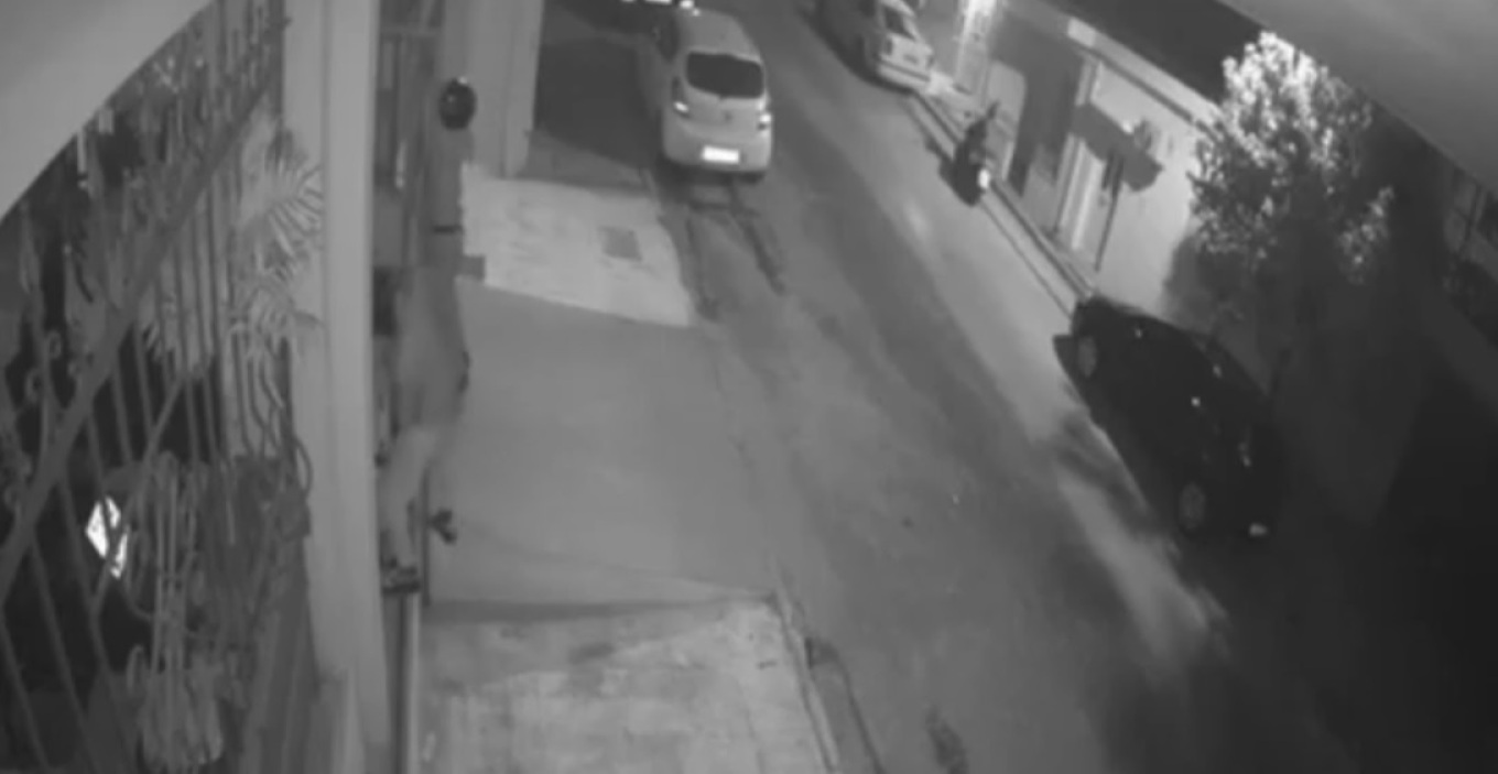 Αγία Βαρβάρα: Παραβίασαν καγκελόπορτα βάρους 450 κιλών για να κλέψουν μοτοσικλέτα από πιλοτή
