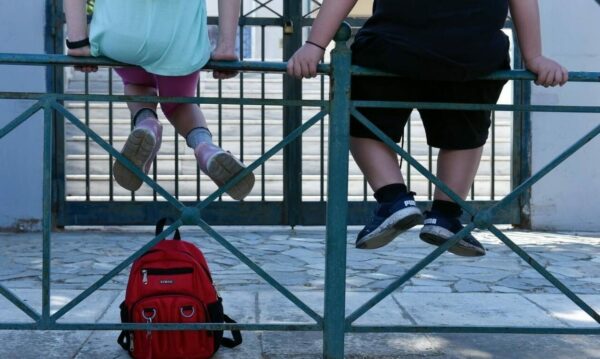 Πάτρα: Φόβος και τρόμος… 11χρονος – Απειλεί συμμαθητές του με μαχαίρι και βάζει φωτιές