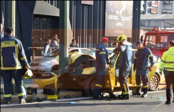 Πέθανε η 61χρονη επιβάτιδα του ταξί που καρφώθηκε σε κολώνα στην Πειραιώς