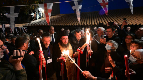 Στο Μετόχι του Πανάγιου Τάφου το Άγιο Φως, μεταφέρεται σε όλη την Ελλάδα – Δείτε βίντεο, φωτογραφίες