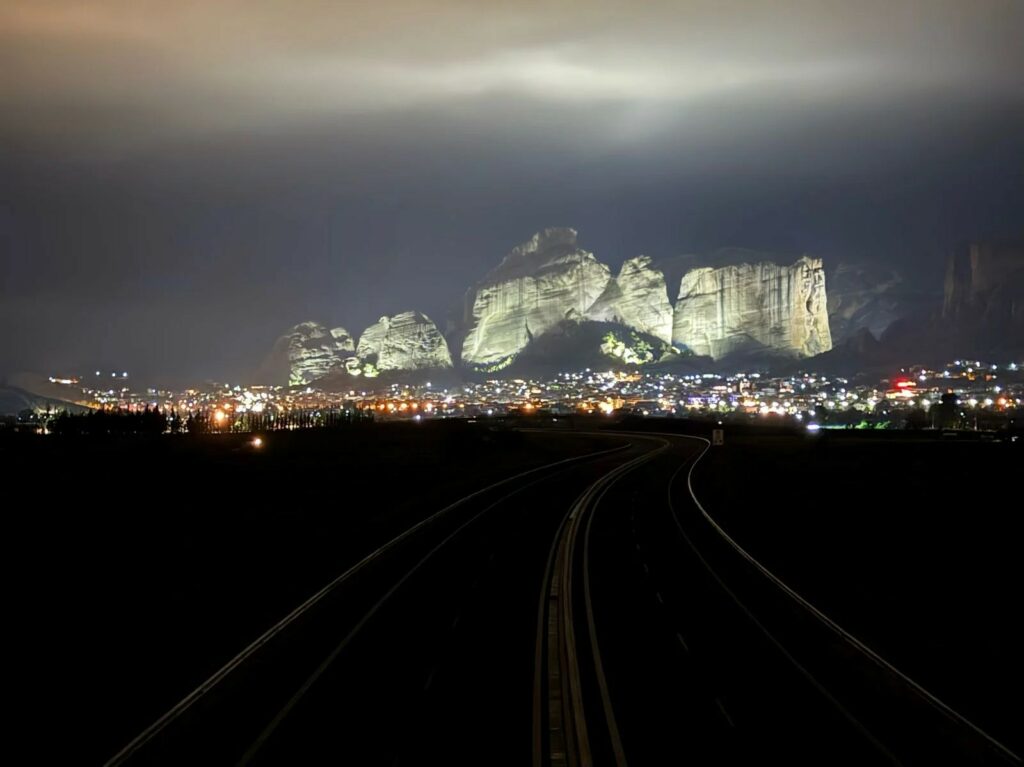 Ατμόσφαιρα βαθιάς κατάνυξης και μυσταγωγίας στα Μετέωρα – Φωτίστηκαν οι βράχοι – Δείτε φωτογραφίες