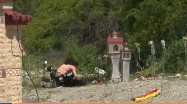 Τέμπη: Συγγενείς των θυμάτων άναψαν τα καντήλια με το Αγιο Φως: “Κοιτούσα στον ουρανό για να της πω χρόνια πολλά”
