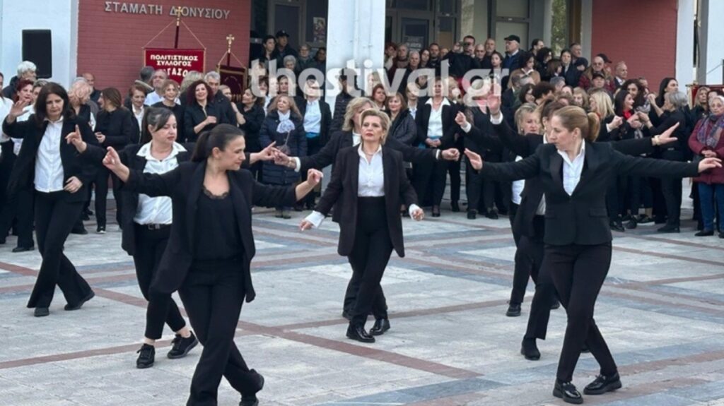 Πάνω από 200 χορευτές «πλημμύρισαν» την πλατεία Ευόσμου χορεύοντας ζεϊμπέκικο – Δείτε βίντεο