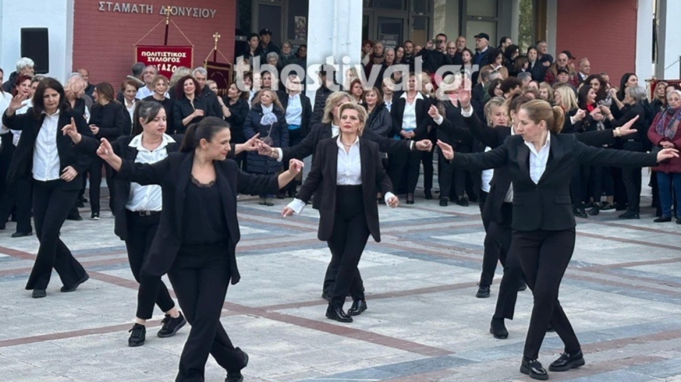 Πάνω από 200 χορευτές «πλημμύρισαν» την πλατεία Ευόσμου χορεύοντας ζεϊμπέκικο – Δείτε βίντεο