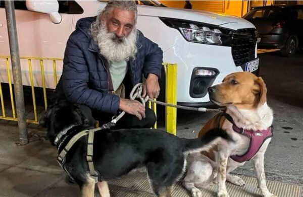 Ηράκλειο: Ο άστεγος που δεν θέλει να χρωστάει ούτε νερό και του αρέσει να κερνάει