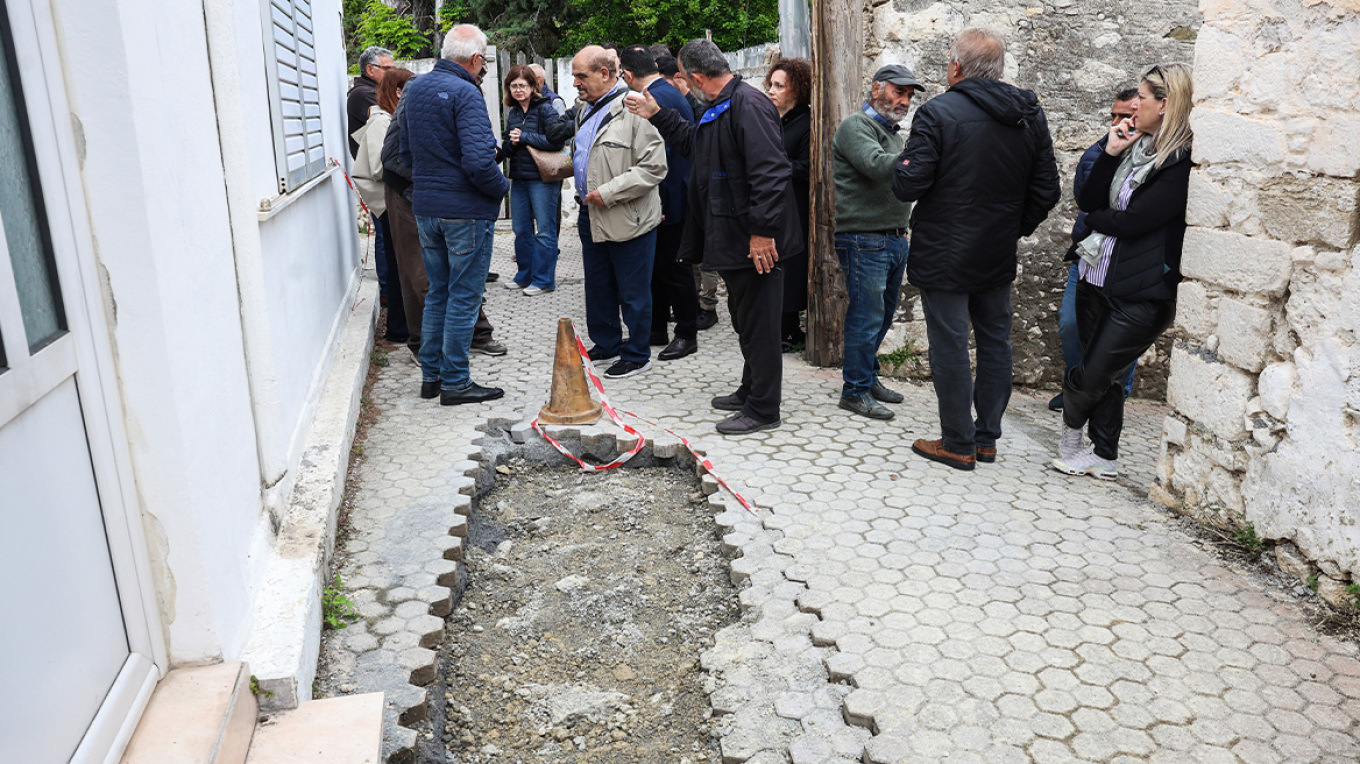Τεκτονική διάρρηξη η πιθανή αιτία των ρηγματώσεων στις Βούτες, σύμφωνα με τον Λέκκα – Ζημιές σε 20 σπίτια, 7 τα ακατάλληλα