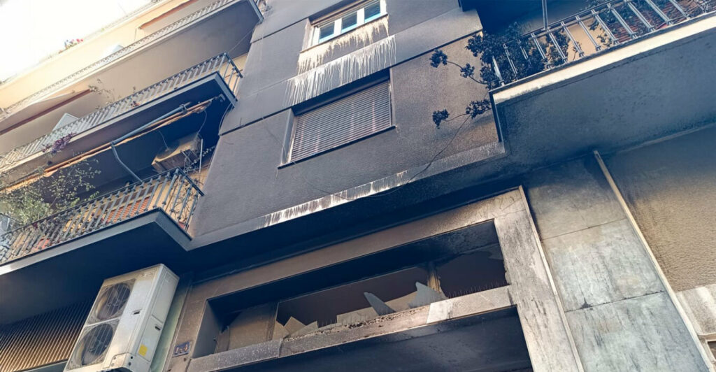 Εκκένωσαν πολυκατοικία στα Εξάρχεια γιατί έπιασε φωτιά η είσοδος στα επεισόδια – Δείτε φωτογραφίες