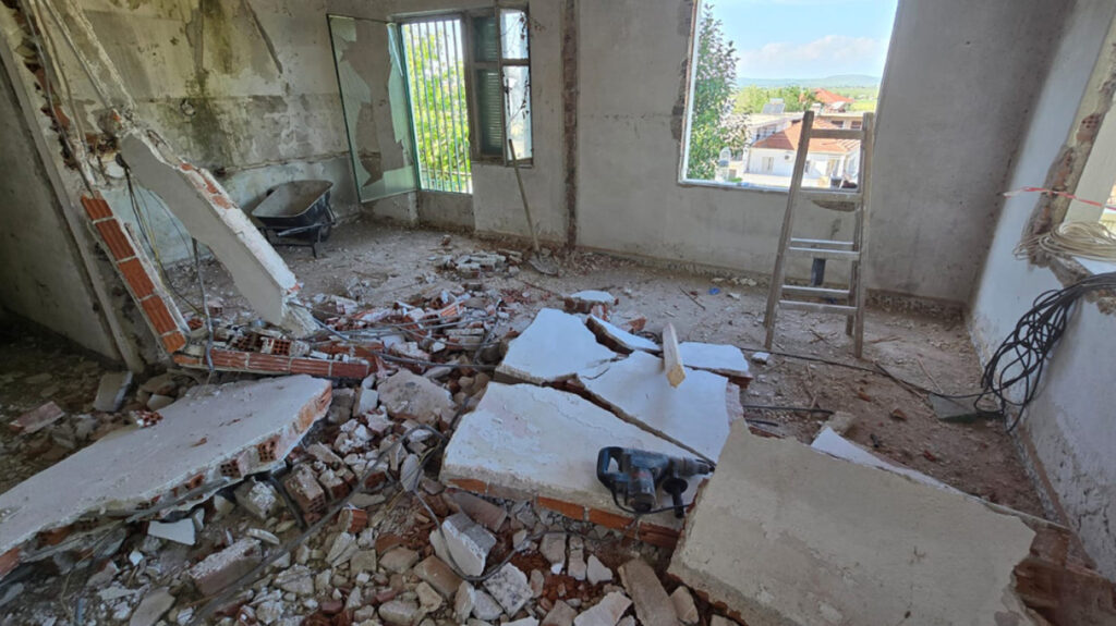 Τραγωδία στα Φάρσαλα – Έκανε εργασίες ανακαίνισης με τον πατέρα του ο 19χρονος που καταπλακώθηκε από τοίχο