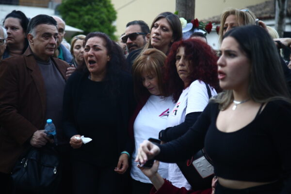 Η στιγμή που η μητέρα της Κυριακής Γρίβα τραγουδά το «Τακούνια για καρφιά» μπροστά στο μνημείο για την κόρη της- ΒΙΝΤΕΟ