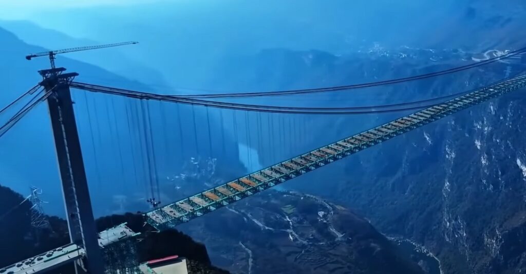 Γέφυρα σαν… Σινικό Τείχος έφτιαξαν οι Κινέζοι, 625 μέτρα πάνω από το έδαφος – Δείτε βίντεο