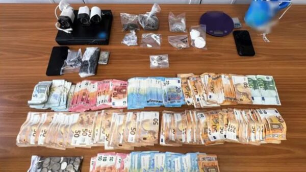 Μενίδι: Ναρκέμπορος δεχόταν πελάτες στη μεζονέτα του και τους κατέβαζε με κουβά «βραστή» κοκαΐνη – Πέντε συλλήψεις από την ΕΛΑΣ