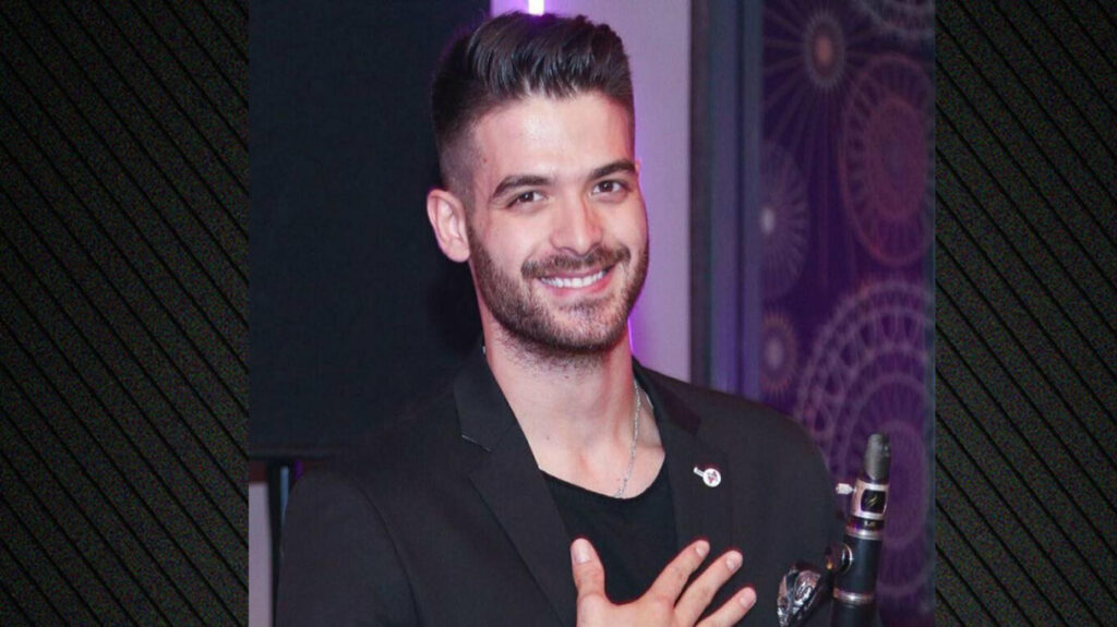 Σε ακρωτηριασμό δύο δακτύλων του χεριού του υποβλήθηκε ο μουσικός Άρης Μουγκοπέτρος που τραυματίστηκε από έκρηξη κροτίδας- «Ήμουν μέσα στο μαγαζί, άκουσα ένα μπαμ», περιγράφει μάρτυρας