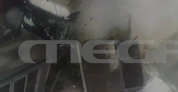 Βίντεο ντοκουμέντο: Η στιγμή που η νταλίκα πέφτει πάνω στα δύο ΙΧ στα διόδια Πολυμύλου με τους δύο νεκρούς
