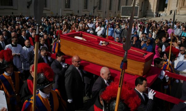 Πάπας Φραγκίσκος: Σε λαϊκό προσκύνημα το σκήνωμα του Ποντίφικα με κόκκινα άμφια