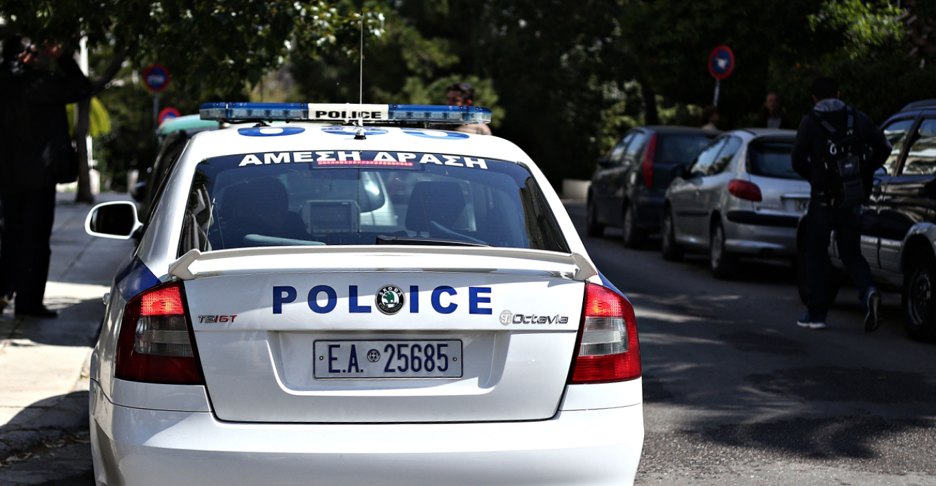 Τροχαίο σοκ στη Χαλκιδική: Οδηγοί τσακώνονταν στον δρόμο και τους παρέσυρε διερχόμενο όχημα – Ένας νεκρός και μία αστυνομικός τραυματίας
