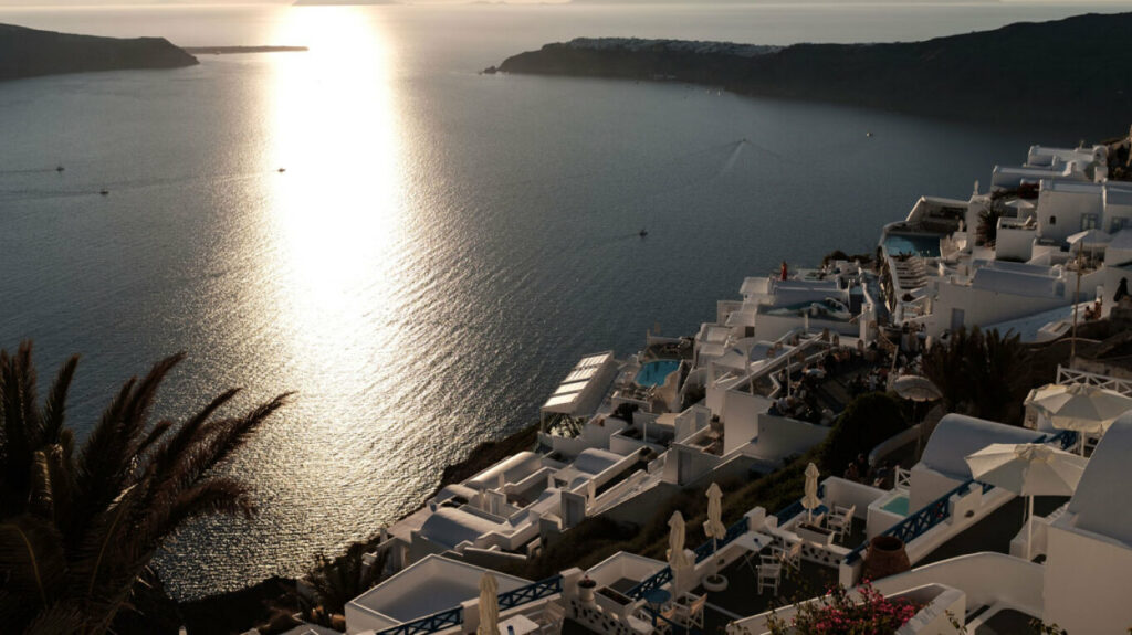 Τραγωδία στην Οία: 59χρονη εργαζόμενη σκοτώθηκε από πτώση αιωρούμενου κρεβατιού σε ξενοδοχείο