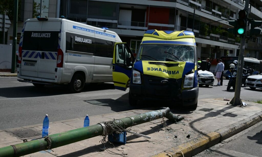 Τροχαίο στην Αθήνα: Ασθενοφόρο συγκρούστηκε με όχημα και «καρφώθηκε» σε κολώνα – Πέντε τραυματίες